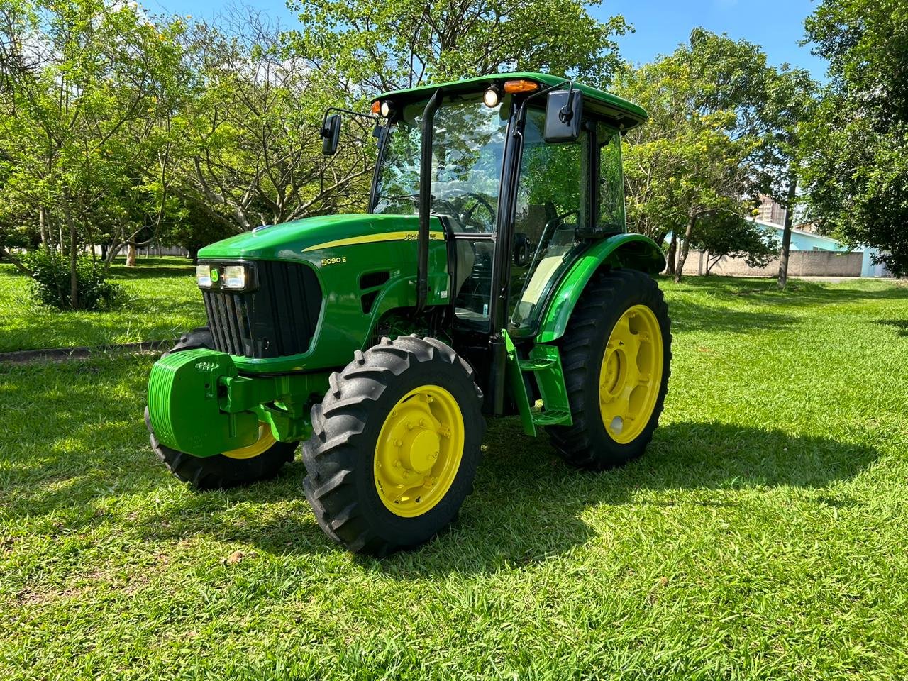 LOTE 191 - JOHN DEERE 5090E 4X4