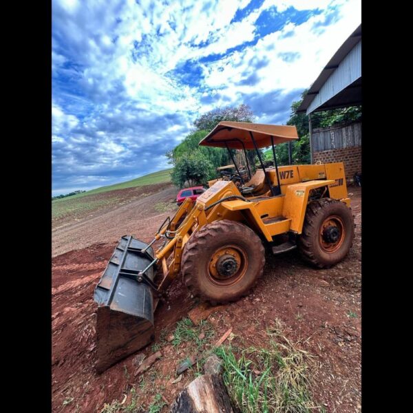 LOTE 325 – RETROESCAVADEIRA MASSEY FERGUSON MF275