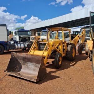 LOTE 325 - RETROESCAVADEIRA MASSEY FERGUSON MF275
