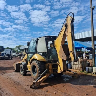 LOTE 401 – RETROESCAVADEIRA CATERPILLAR 416E ANO 2013