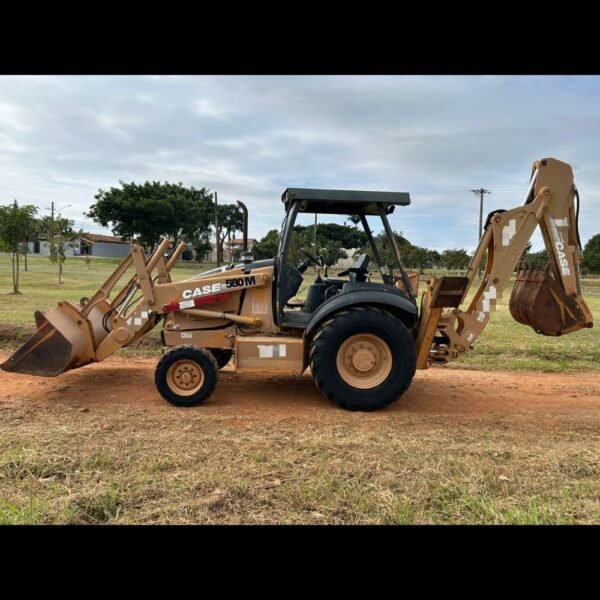 LOTE 446 – RETROESCAVADEIRA CASE 580M
