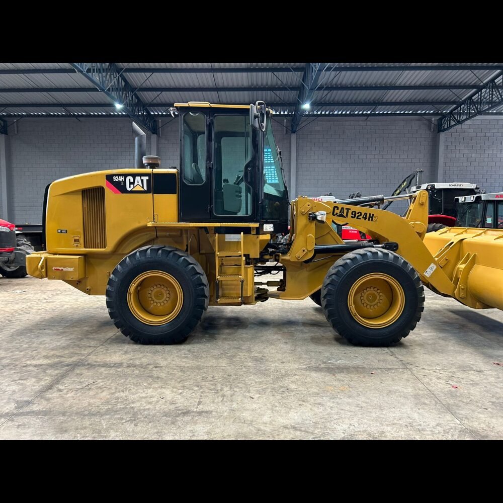 LOTE 37 – PÁ CARREGADEIRA CATERPILLAR 924H Z - Imagem 3
