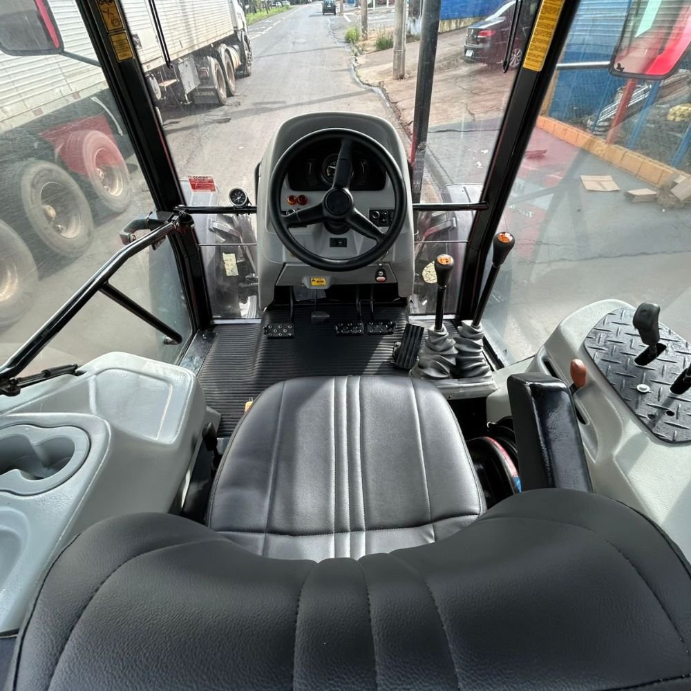 LOTE 36 – Trator Massey Ferguson 4290 4×4 ano 2013 - Imagem 6