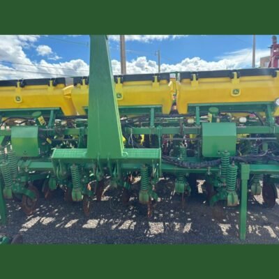 Lote 008 – Plantadeira John Deere – 11 Linhas