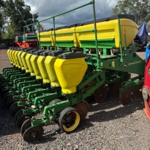 Lote 009 - Plantadeira John Deere 11 Linhas Mecânica
